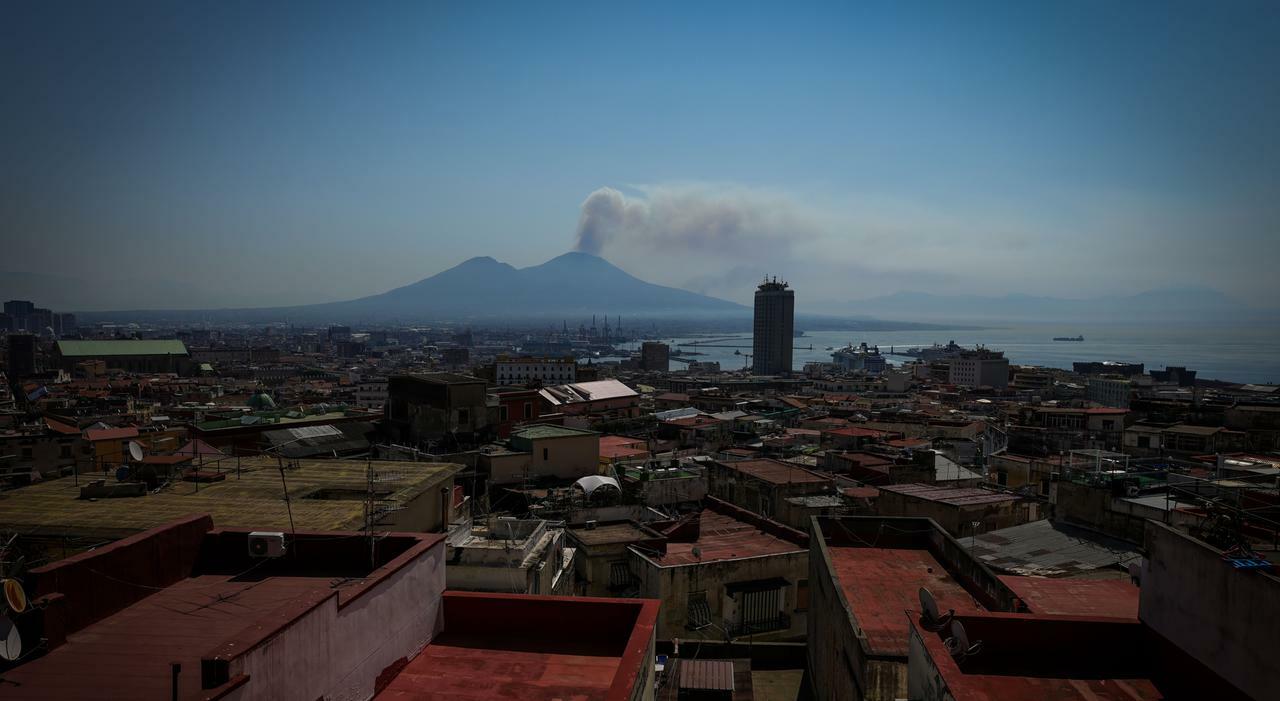 tutta italia in campo per salvare il vesuvio incendio circoscritto