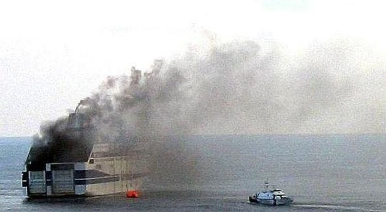 Fiamme sul traghetto da Palermo incendio domato e nessun ferito Fiamme sul traghetto da Palermo incendio domato e nessun ferito