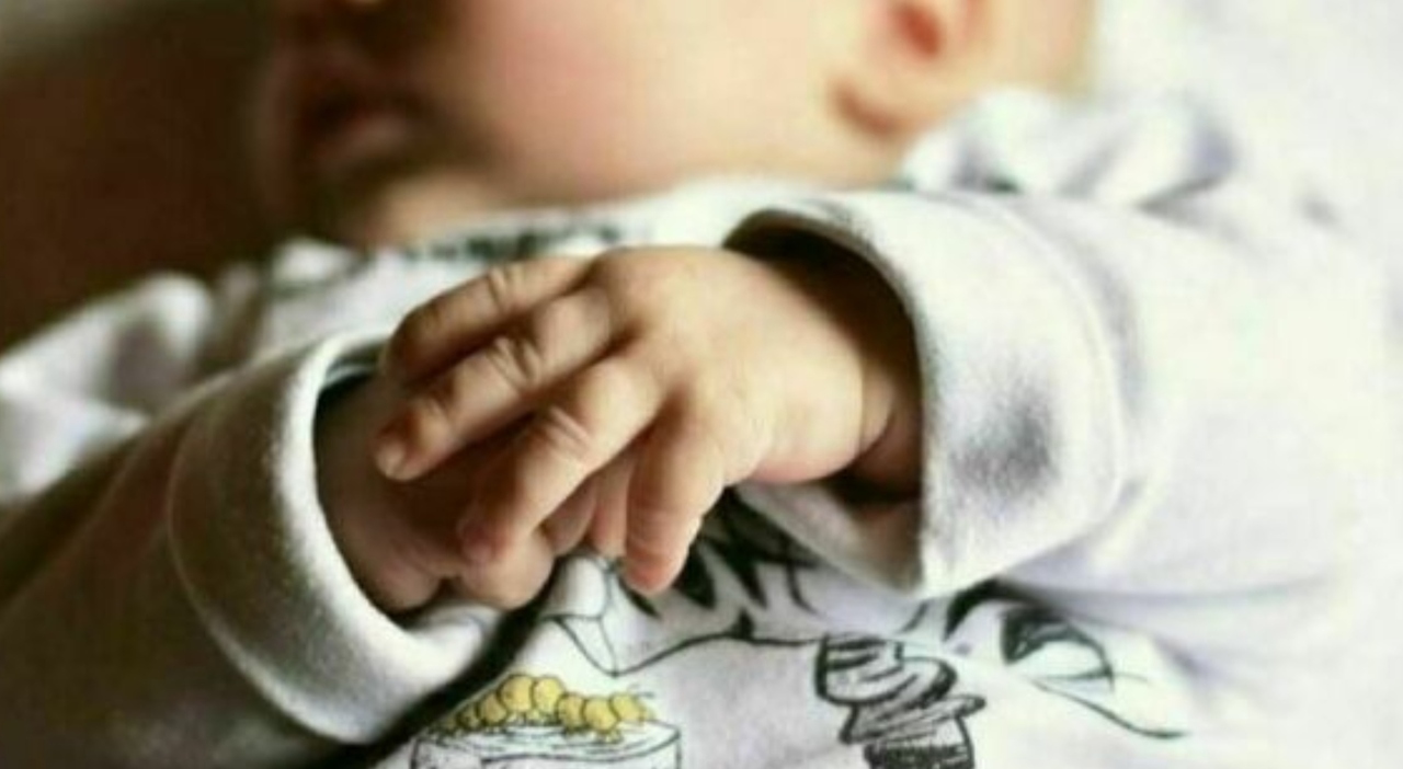 Portato in ospedale in arresto cardiaco dalla mamma, muore bimbo di un anno: «Dormiva, poi il vomito. Aveva mangiato un biscotto» Portato in ospedale in arresto cardiaco dalla mamma, muore bimbo di un anno: «Dormiva, poi il vomito. Aveva mangiato un biscotto»
