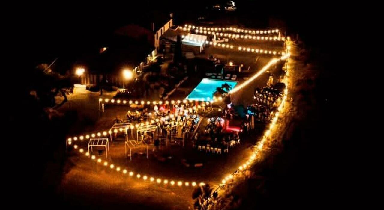 La maxi festa a Fano finisce con cento intossicati: tra gli 800 ospiti anche Matteo Ricci (che sta bene). La proprietaria: «Non me lo spiego»