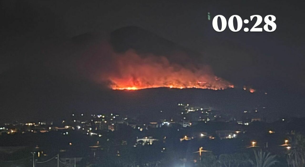 Incendio sul Vesuvio, ancora fiamme nella notte: la pineta brucia fino a Torre del Greco