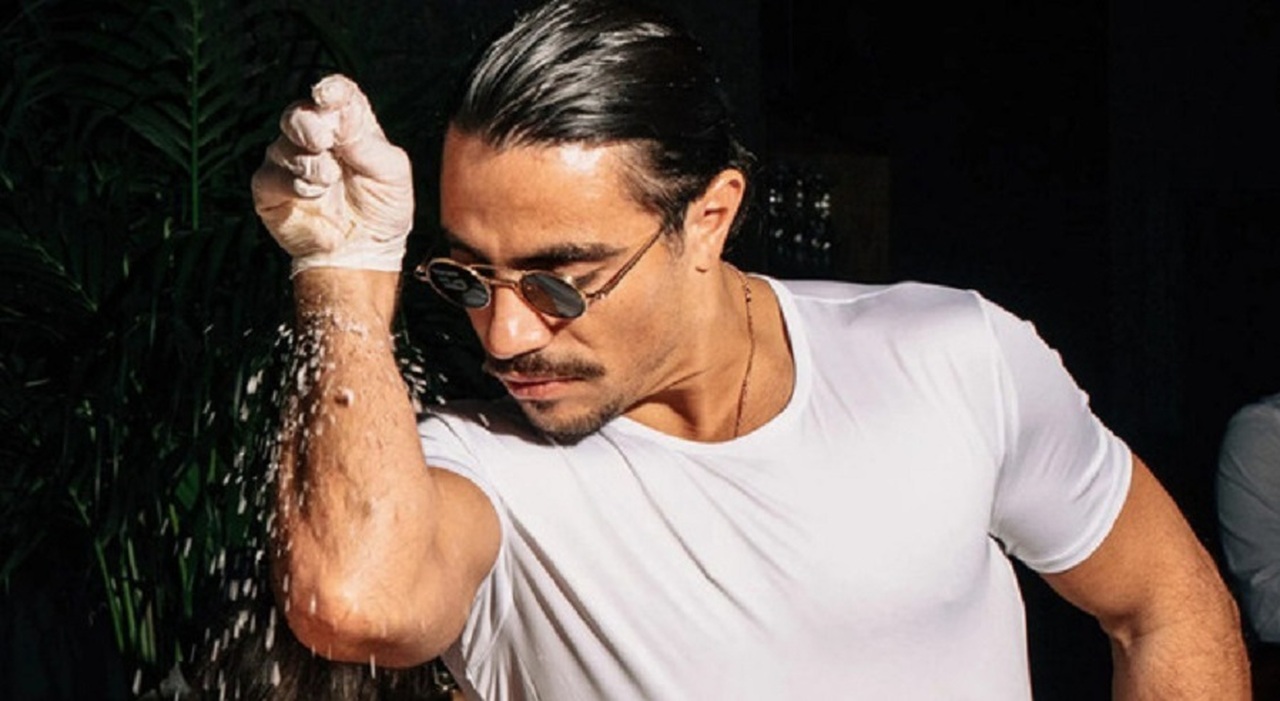 https://statics.cedscdn.it/photos/MED_HIGH/2025/08/11/9007385_11073420_salt_bae.jpg
