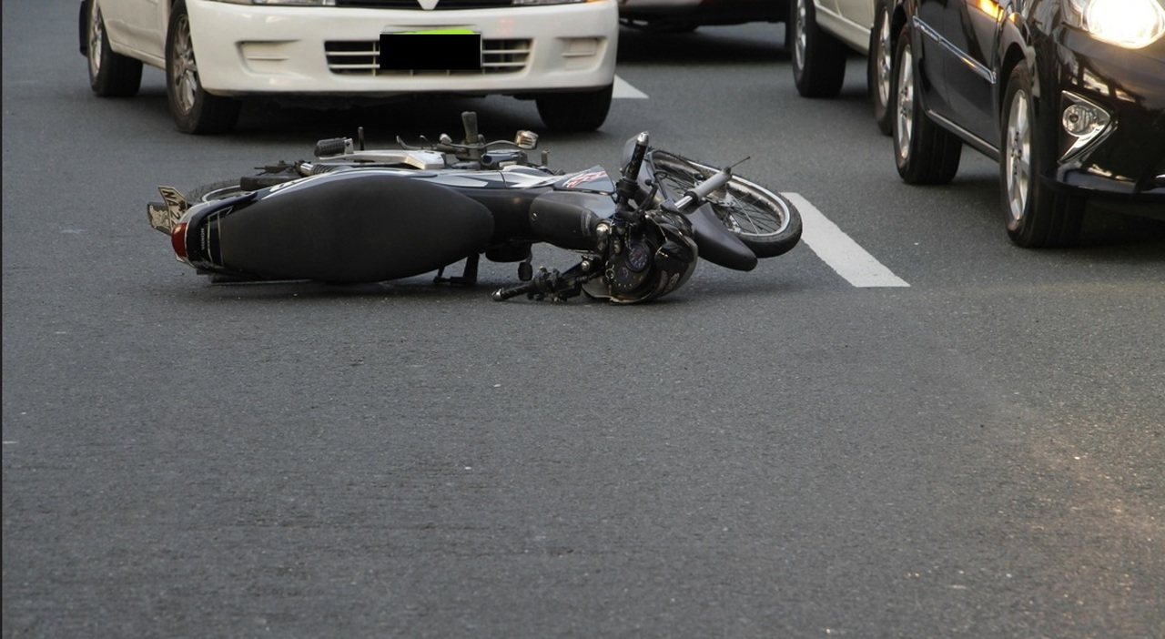https://statics.cedscdn.it/photos/MED_HIGH/2025/08/11/9007412_11082712_incidente_auto_moto.jpg