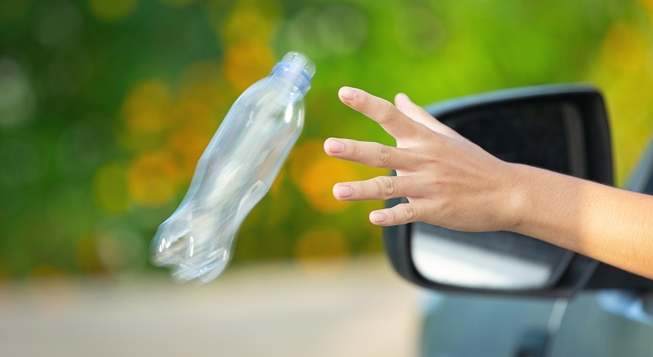 https://statics.cedscdn.it/photos/MED_HIGH/2025/08/11/9007423_11084239_throwing_plastic_bottle_out_from_car_window.jpg