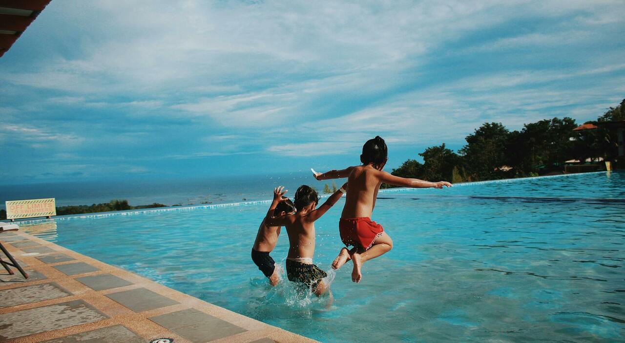 https://statics.cedscdn.it/photos/MED_HIGH/2025/08/11/9007441_11091922_piscina_bambini.jpg
