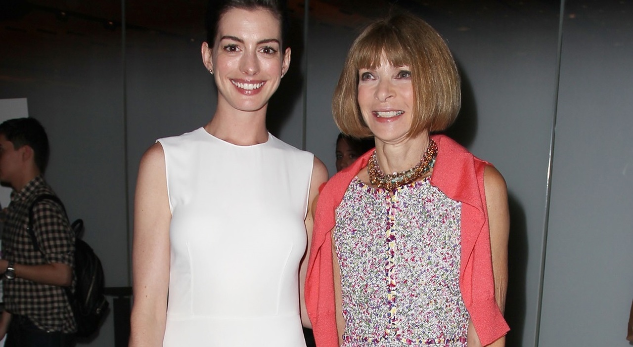 https://statics.cedscdn.it/photos/MED_HIGH/2025/08/11/9007495_11104140_anna_wintour.jpg