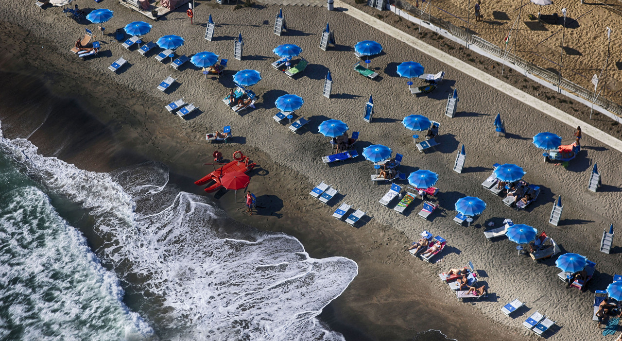 «Spiagge vuote? Non è colpa nostra, la gente non ha soldi e taglia sulle vacanze. Il Governo vuole confiscarci tutto»