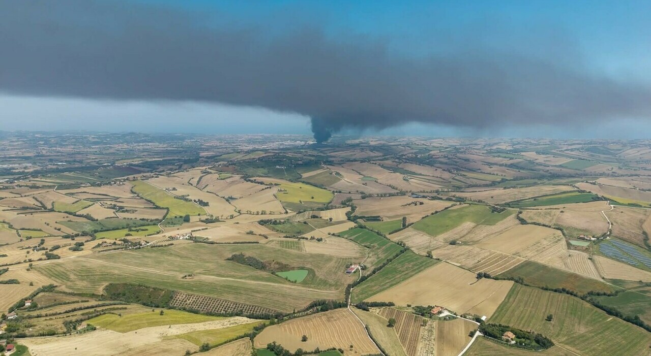 Incendio alla Carbon Line: fungo di fumo nero su 4 comuni, ordinanza dei sindaci. «Finestre chiuse, animali dentro». Dimesso il dipendente portato in ospedale ?Video