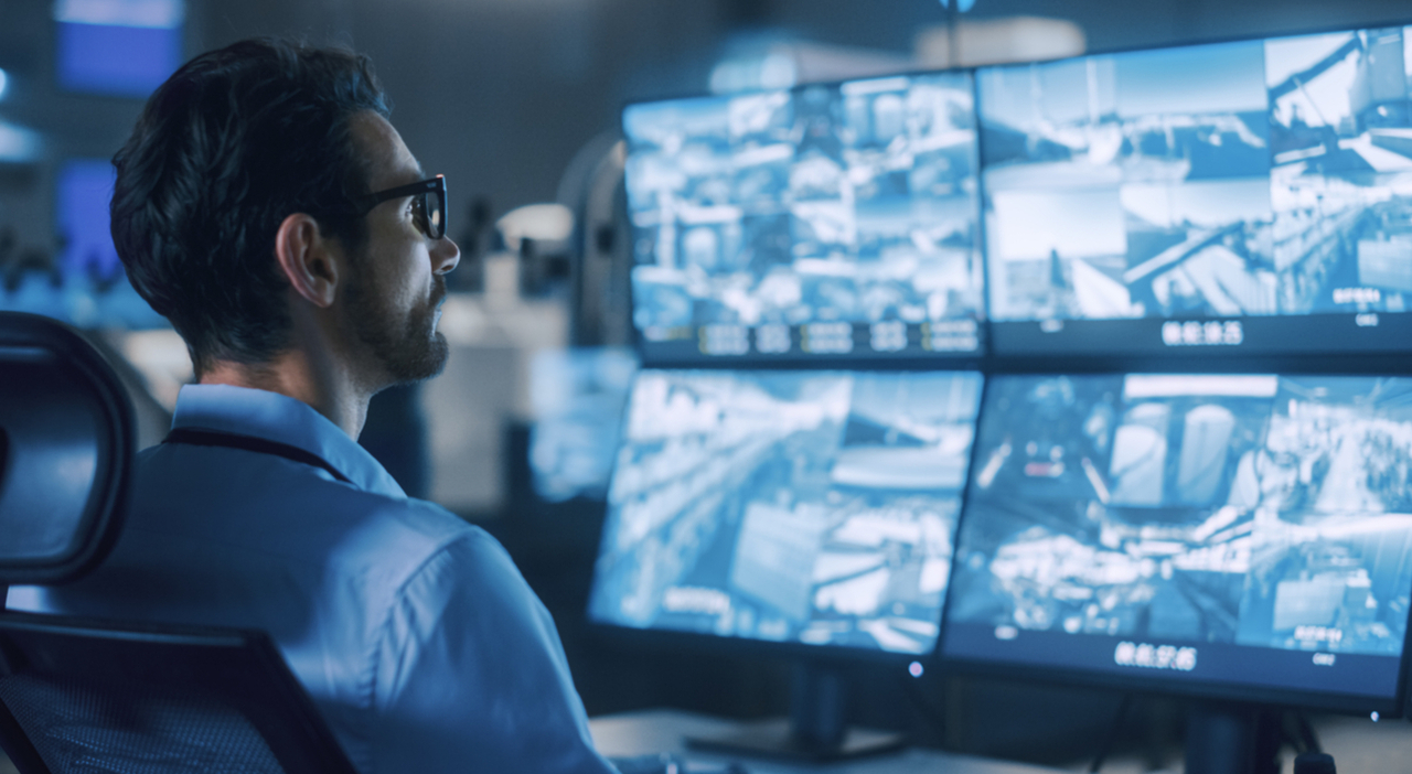 https://statics.cedscdn.it/photos/MED_HIGH/2025/08/11/9007629_11131823_portrait_shot_of_a_security_operator_controls_proper_functioning_of_workshop_production_line.jpg