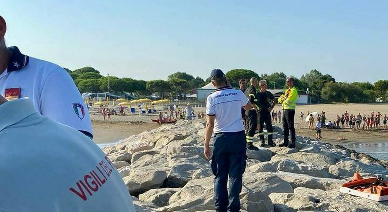 bambino di 6 anni va a fare il bagno e scompare in mare sotto gli occhi della mamma ricerche in corso catena umana dei bagnanti
