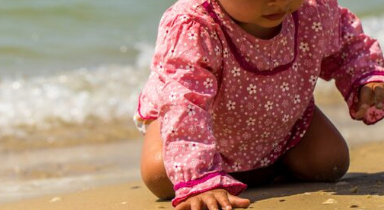 Neonata lasciata per ore in spiaggia sotto il sole, medico in vacanza la vede e la salva Neonata lasciata per ore in spiaggia sotto il sole, medico in vacanza la vede e la salva