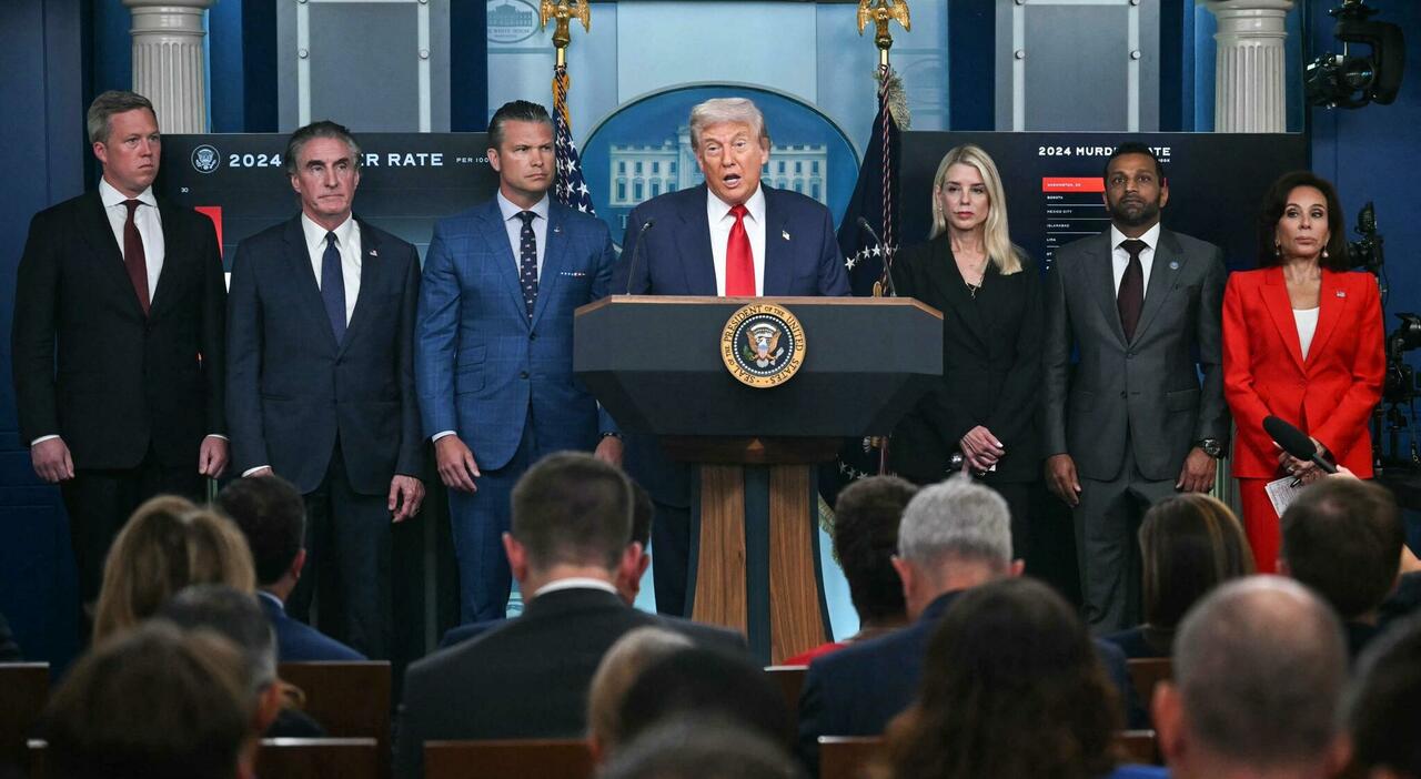Ucraina, Trump avvisa Putin: «Deve cessare la guerra. Zelensky? Non invitato, lo sentirò dopo il vertice» Ucraina, Trump avvisa Putin: «Deve cessare la guerra. Zelensky? Non invitato, lo sentirò dopo il vertice»