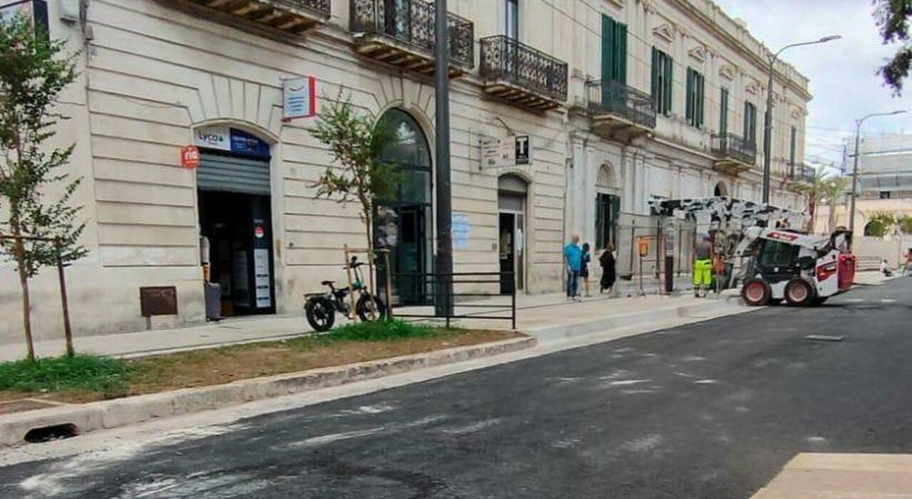 Riapre il piazzale della stazione di Lecce: niente auto, solo taxi e bus