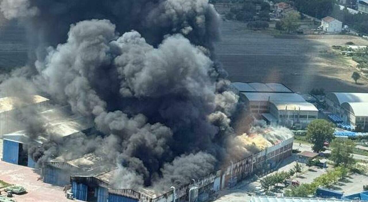 Maxi incendio alla Carbon Line di Fano: enorme nube nera, scatta l?allerta in città. Un dipendente all