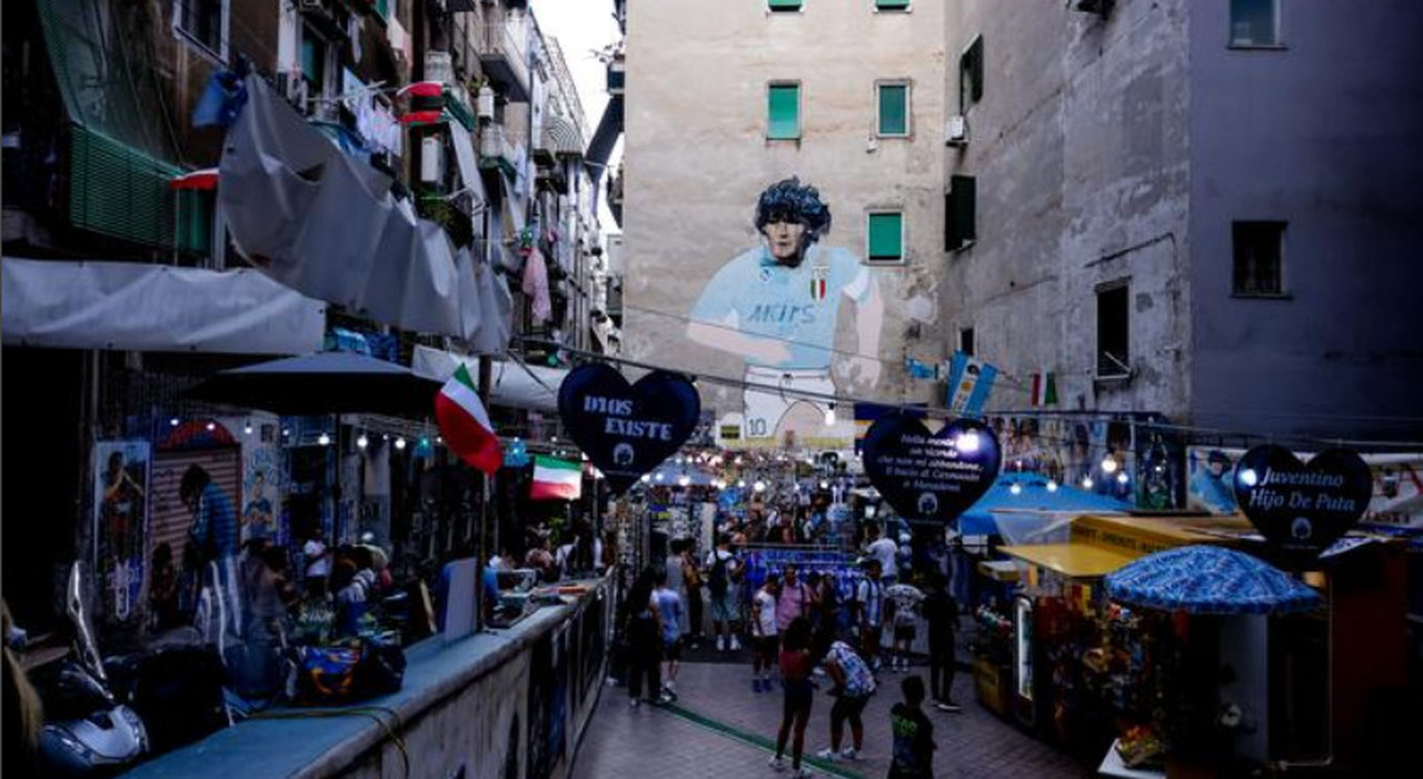 Cosa fare a Napoli a Ferragosto: un viaggio ?immersivo? tra tuffi, sport acquatici e il trekking urbano Cosa fare a Napoli a Ferragosto: un viaggio ?immersivo? tra tuffi, sport acquatici e il trekking urbano