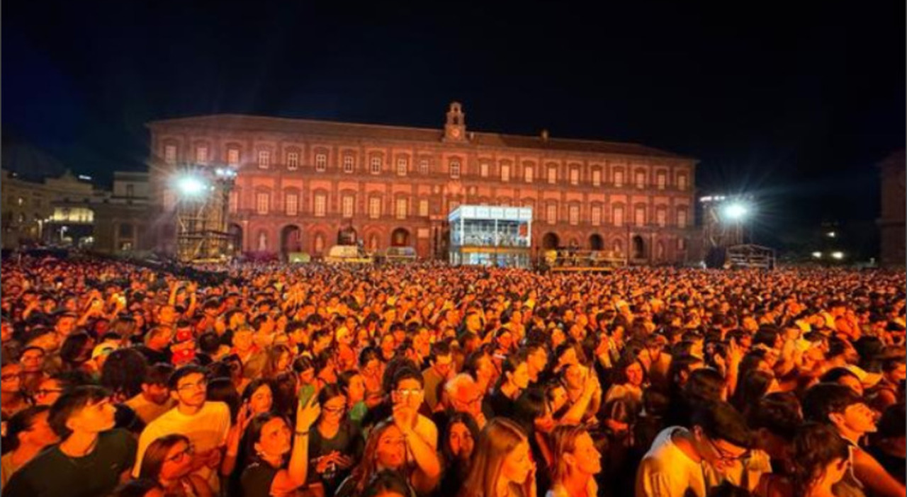 Concerti a Napoli, piazza del Plebiscito cult: qui non si chiude per ferie Concerti a Napoli, piazza del Plebiscito cult: qui non si chiude per ferie