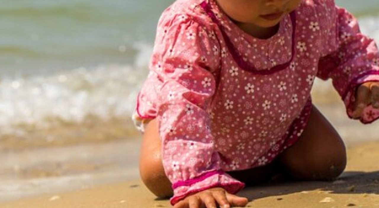 neonata lasciata per ore in spiaggia sotto il sole a jesolo un medico in vacanza la vede e la salva