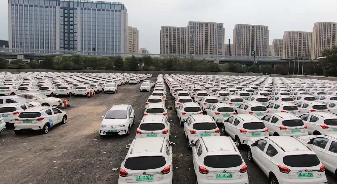 Auto in Cina in attesa di essere consegnate