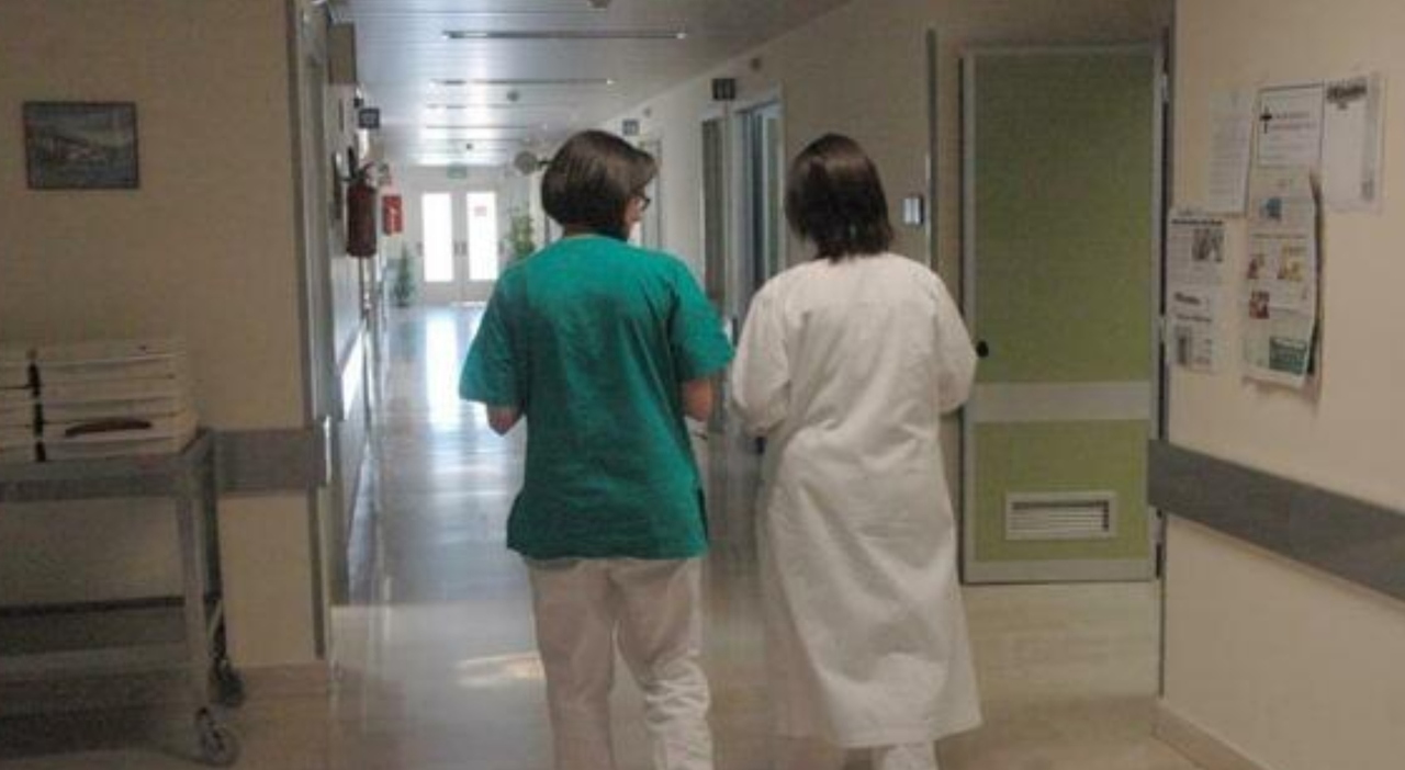 https://statics.cedscdn.it/photos/MED_HIGH/2025/08/12/9009270_12103421_infermiera_furbona_ruba_100mila_euro_pazienti_pesaro_urbino_oggi_12_8_2025.jpg