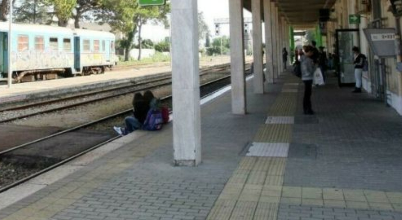 https://statics.cedscdn.it/photos/MED_HIGH/2025/08/12/9009300_12111452_violentato_bagni_stazione_chieti_oggi_12_8_2025.jpg