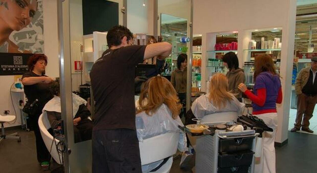 La riforma dei parrucchieri, ecco cosa cambia: un esame di abilitazione e multe fino a 50 mila euro