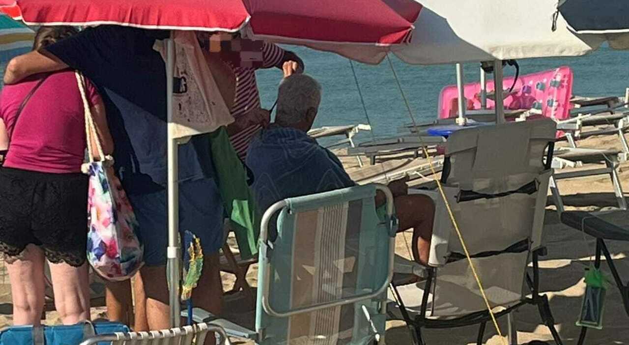 parrucchiere sotto lombrellone nel salento c 232 chi si fa tagliare i capelli direttamente in spiaggia