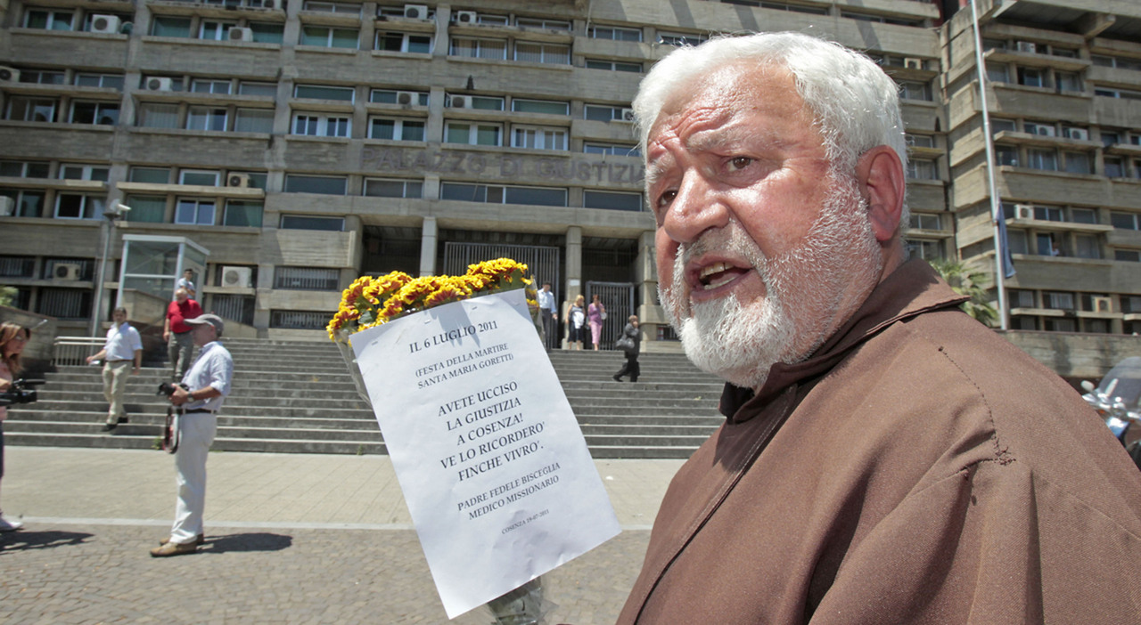 https://statics.cedscdn.it/photos/MED_HIGH/2025/08/13/9010990_13092428_padre_fedele_morto_ultra_cosenza.jpg