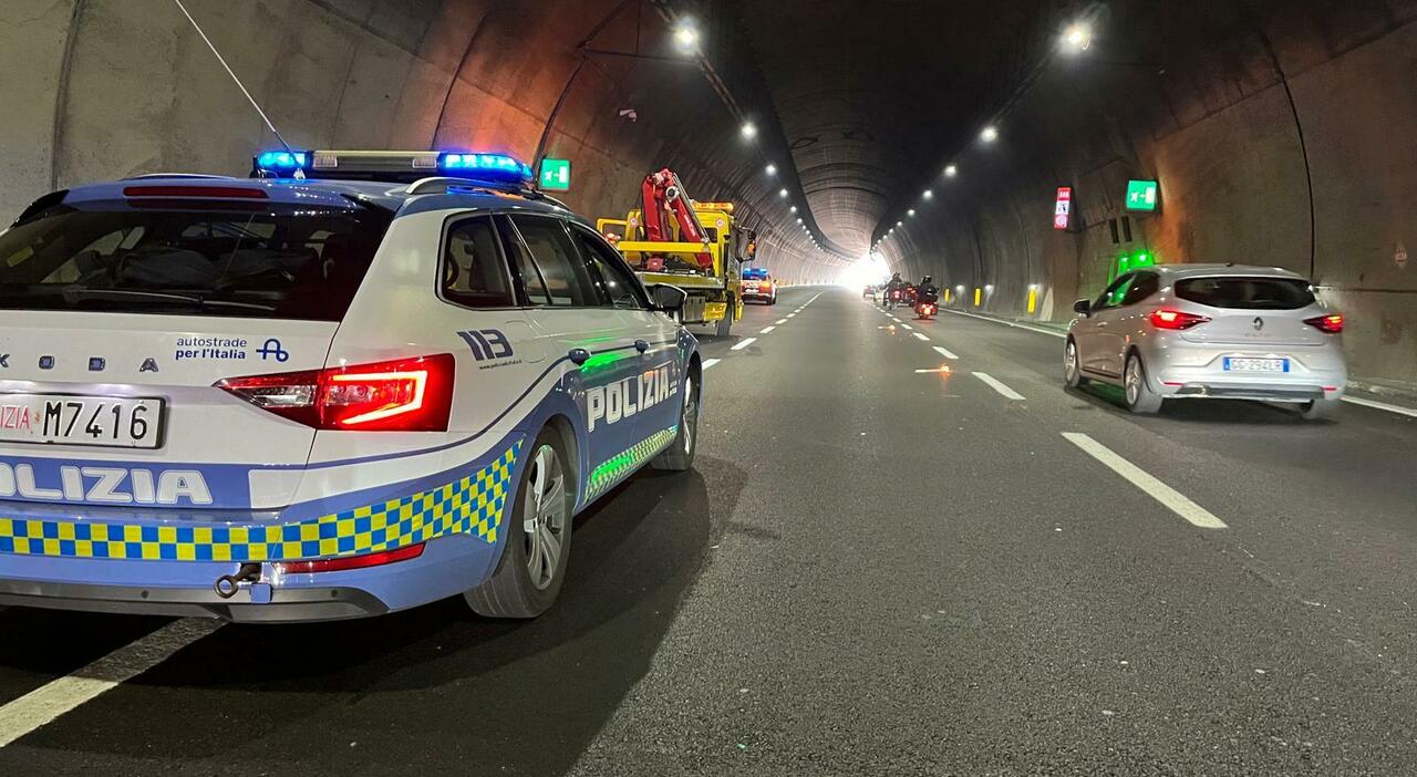 incidente in galleria muore un motociclista coda lunga chilometri sull a14 in direzione sud tra pesaro e fano
