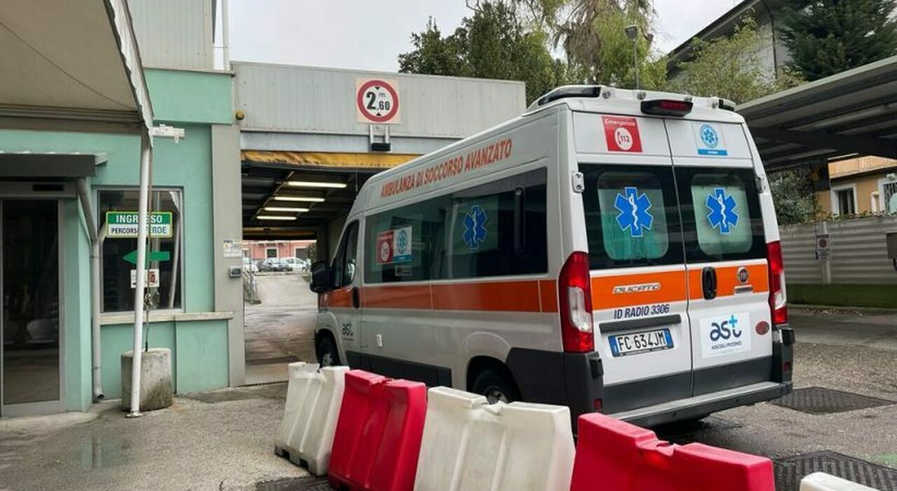 https://statics.cedscdn.it/photos/MED_HIGH/2025/08/13/9011067_13102349_ambulanza_pronto_soccorso_sbt.jpg