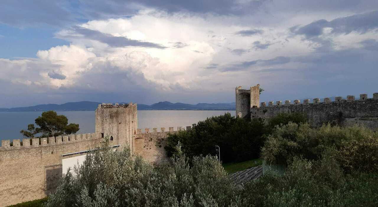 https://statics.cedscdn.it/photos/MED_HIGH/2025/08/13/9011097_13114950_lago_trasimeno.jpg