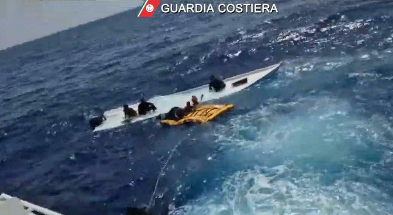 Migranti, barca si ribalta a Lampedusa: almeno 20 morti. In corso le operazioni di soccorso Migranti, barca si ribalta a Lampedusa: almeno 20 morti. In corso le operazioni di soccorso