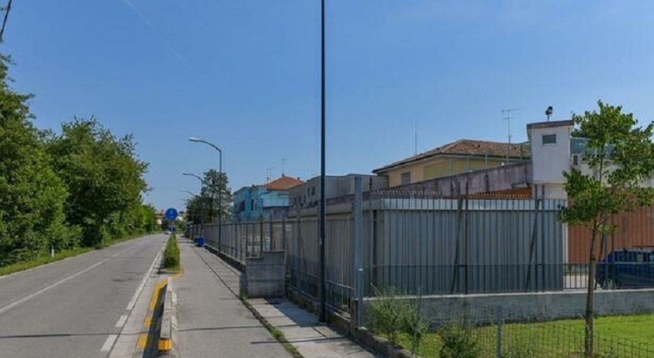 https://statics.cedscdn.it/photos/MED_HIGH/2025/08/13/9011297_13155624_17enne_suicidio_carcere_morto_agonia_oggi_13_8_2025.jpg