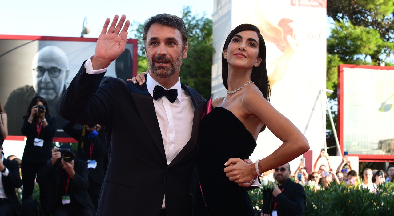 https://statics.cedscdn.it/photos/MED_HIGH/2025/08/13/9011397_13180453_raoul_bova_occhi_spaccanti_marchio_depositato_perche_oggi_13_8_2025.jpg