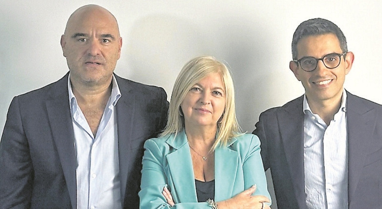 https://statics.cedscdn.it/photos/MED_HIGH/2025/08/13/9011479_13191658_coppia_chiude_bar_cancellati_debiti_gioia_oggi_13_8_2025.jpg