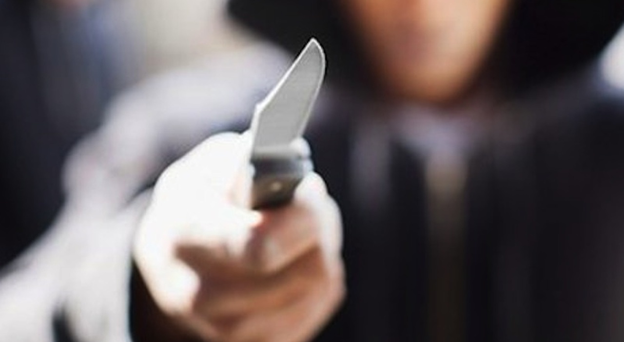 Accoltellamento ai giardinetti: 17enne colpito da diversi fendenti. L Accoltellamento ai giardinetti: 17enne colpito da diversi fendenti. L