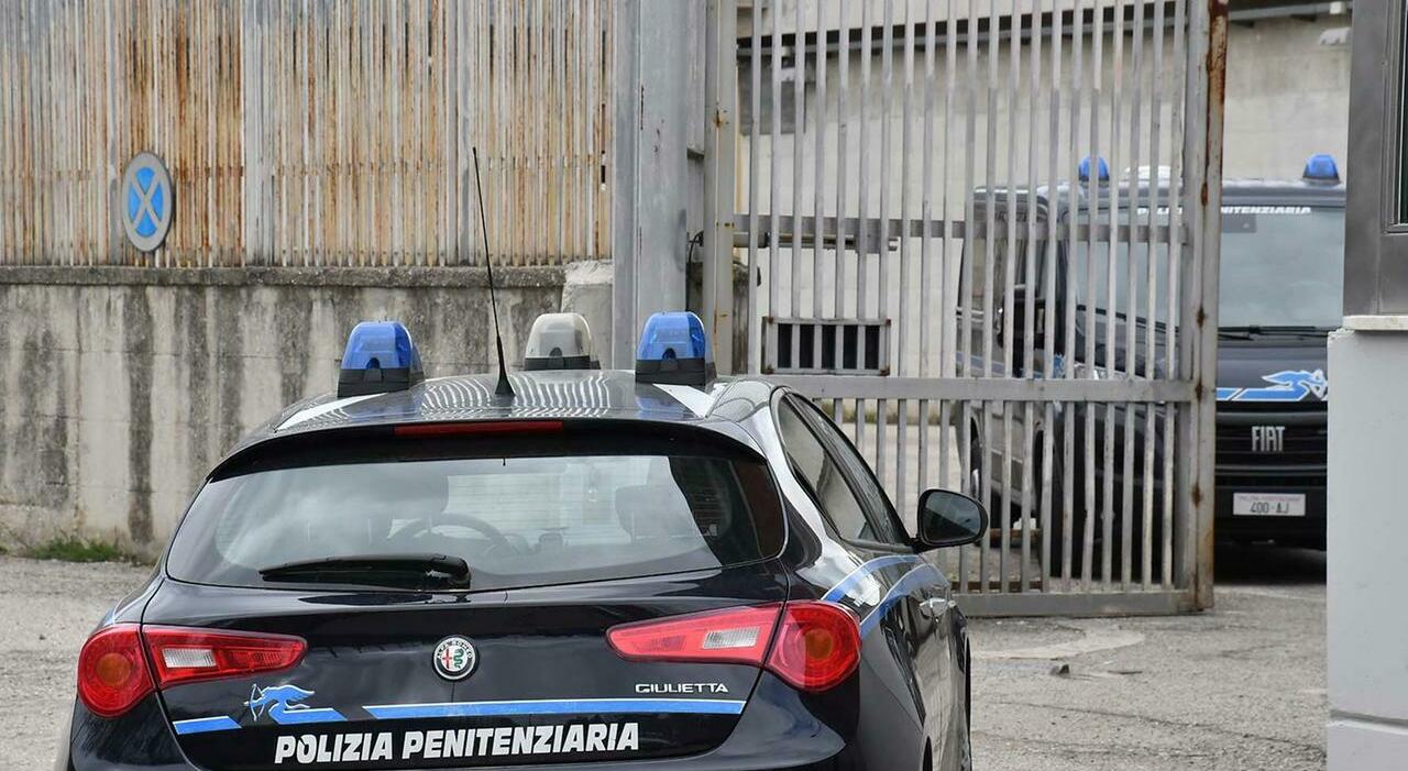 Ascoli, scoperti in carcere due cellulari funzionanti e pronti per l?uso nascosti in camera. Blitz degli agenti di polizia penitenziaria