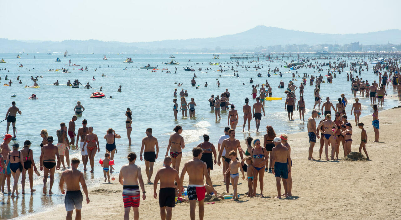 Ferragosto in ferie per 12 milioni di italiani, ma non in hotel: «Uno su tre da amici e parenti». E non si va solo al mare