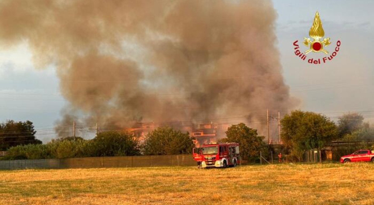 Grosseto, incendio vicino ai binari: evacuato hotel, stop ai treni Roma Pisa