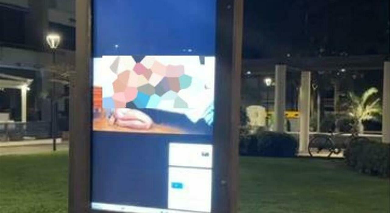 Film porno gay nel totem turistico, imbarazzo al Lido. Hacker in azione alle 2, la telefonata ai carabinieri, indagine del Comune. Cosa sappiamo