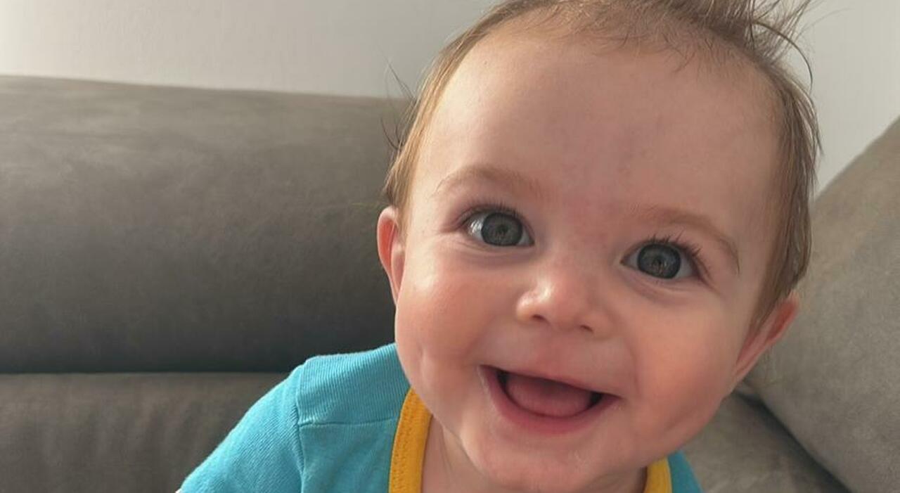 Neonato muore a 9 mesi durante la vacanza in Turchia. La mamma: «Ho trovato Arian nel lettino privo di sensi. Aiutateci a riportarlo a casa»