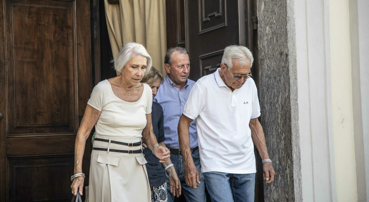 Chiara Poggi, a Garlasco la messa a 18 anni dalla morte. I genitori chiedono silenzio: «Vogliamo stare da soli»