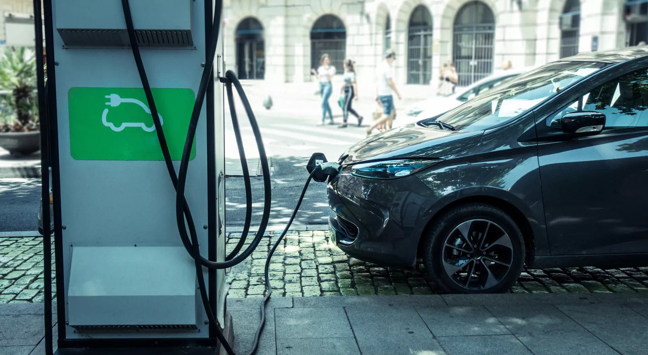 Un'auto elettrica in ricarica