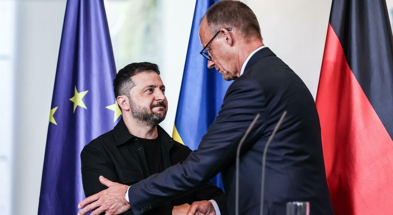 https://statics.cedscdn.it/photos/MED_HIGH/2025/08/14/9012755_14074632_zelensky.jpg