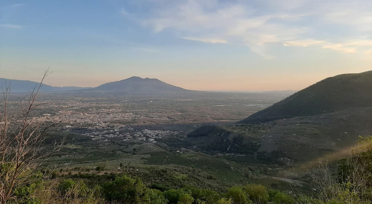 incendio sul vesuvio rimane chiusa la rete dei sentieri