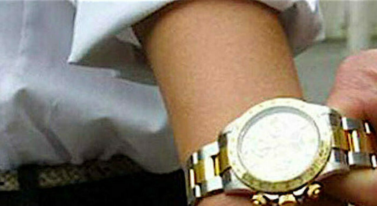 napoli rubano orologio di lusso in pieno centro la vittima 232 un cittadino cinese