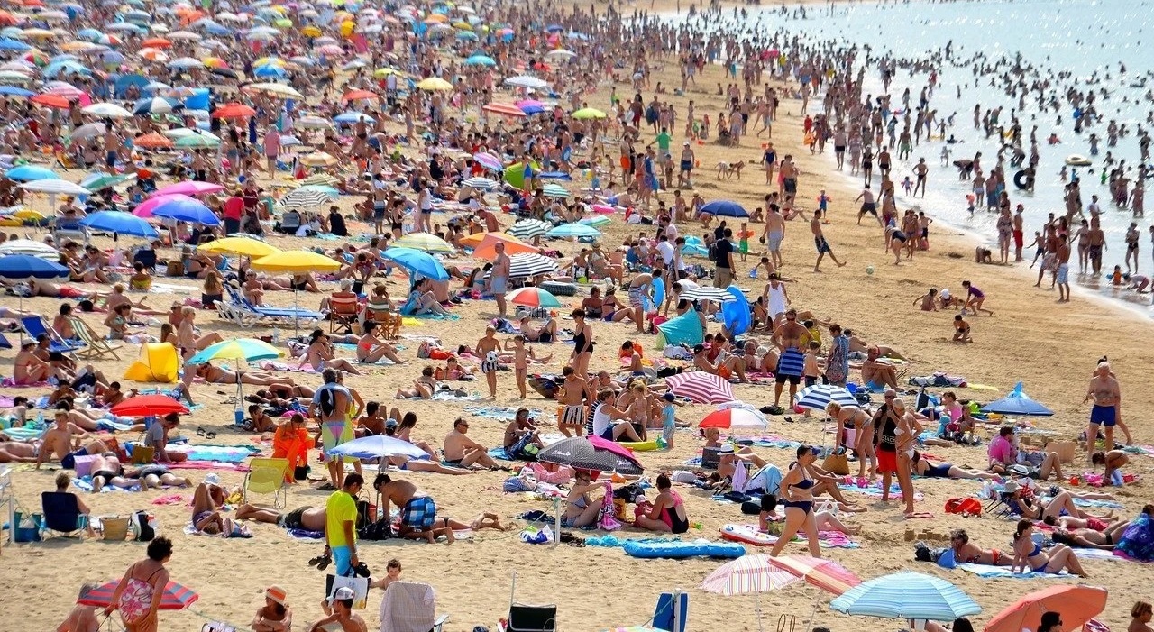 https://statics.cedscdn.it/photos/MED_HIGH/2025/08/14/9013014_14132136_beach_654641_1280.jpg