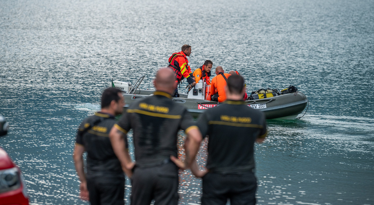 bambino muore annegato a 12 anni durante la gita in barca sul lago mamma e pap224 si accorgono della sua assenza solo al rientro in banchina