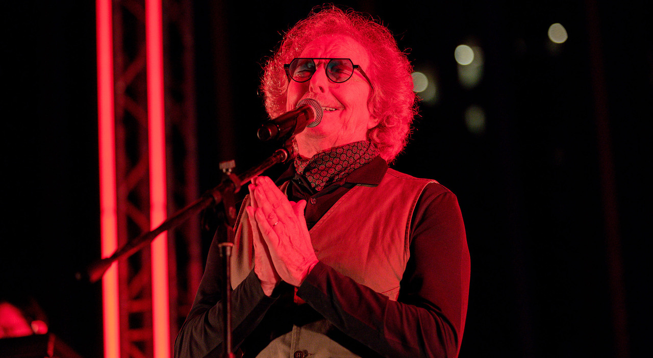 https://statics.cedscdn.it/photos/MED_HIGH/2025/08/14/9013329_14201758_fabio_concato_tumore_concerti_rinviati_come_sta_oggi_14_8_2025.jpg
