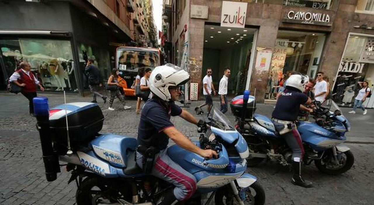 Turista cinese scippato a Napoli, finiscono in cella i due rapinatori