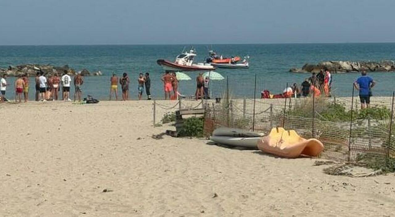 Fermo, cade dal materassino mentre fa il bagno in spiaggia libera: turista 15enne muore annegato davanti al papà